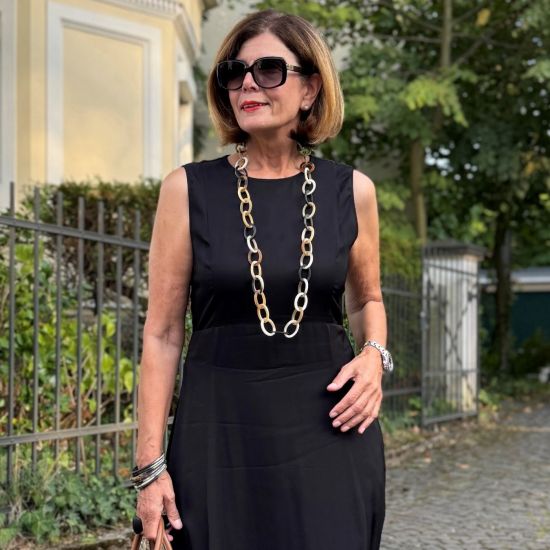 Handgemaakt buffelhoorn collier in lichte tintjes. Lengte 104cm. Matte finish. Lichtgewicht