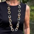 Handgemaakt buffelhoorn collier in lichte tintjes. Lengte 104cm. Matte finish. Lichtgewicht