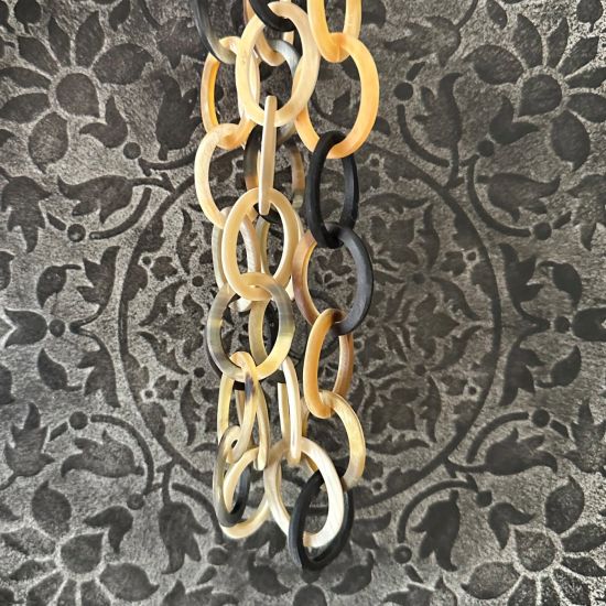 Handgemaakt buffelhoorn collier in lichte tintjes. Lengte 104cm. Matte finish. Lichtgewicht