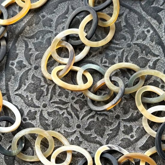 Handgemaakt buffelhoorn collier in lichte tintjes. Lengte 104cm. Matte finish. Lichtgewicht