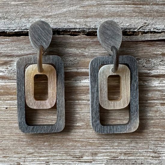 Handgemaakte, geborstelde buffelhoorn oorbellen. Totale lengte 6 x 2.5 cm