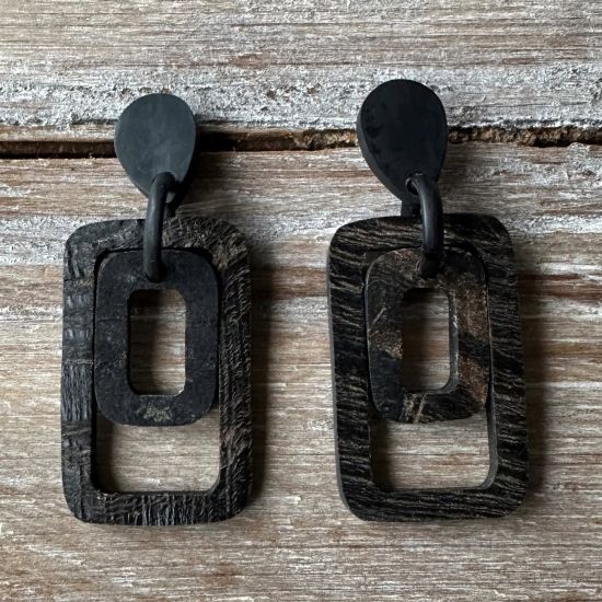 Handgemaakte, ruwe buffelhoorn oorbellen, met mat zwarte studs. Totale lengte 6x2.5 cm.