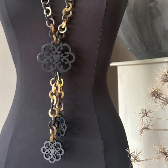 Buffelhoorn collier in matte bruintonen & zwart. Mat. Lengte 114 cm.