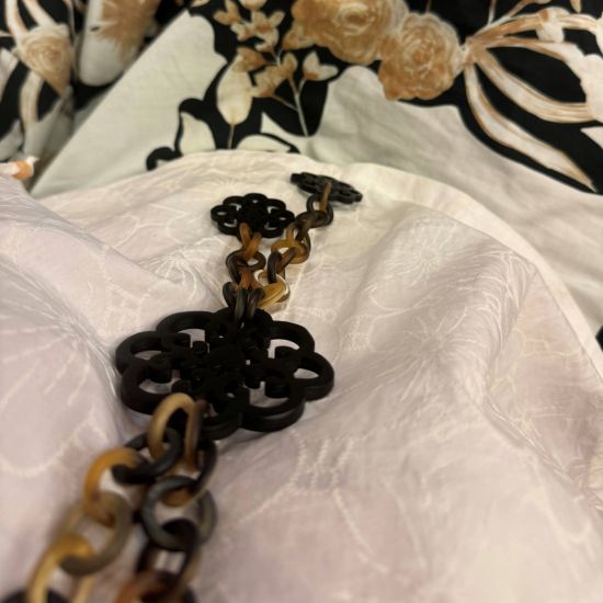 Buffelhoorn collier in matte bruintonen & zwart. Mat. Lengte 114 cm.