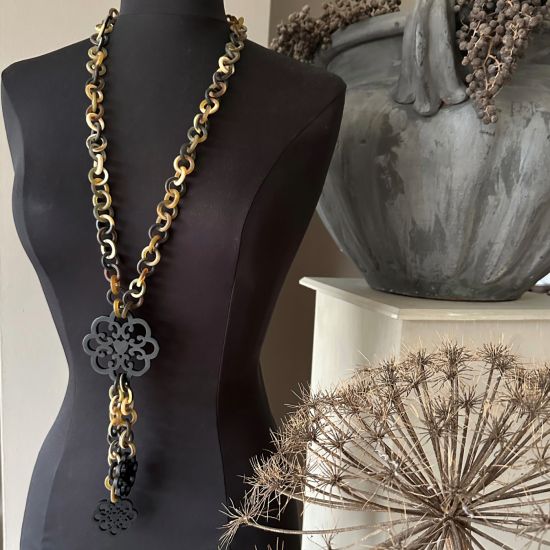 Buffelhoorn collier in matte bruintonen & zwart. Mat. Lengte 114 cm.