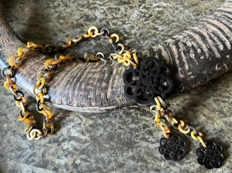 Buffelhoorn collier in matte bruintonen & zwart. Mat. Lengte 114 cm.