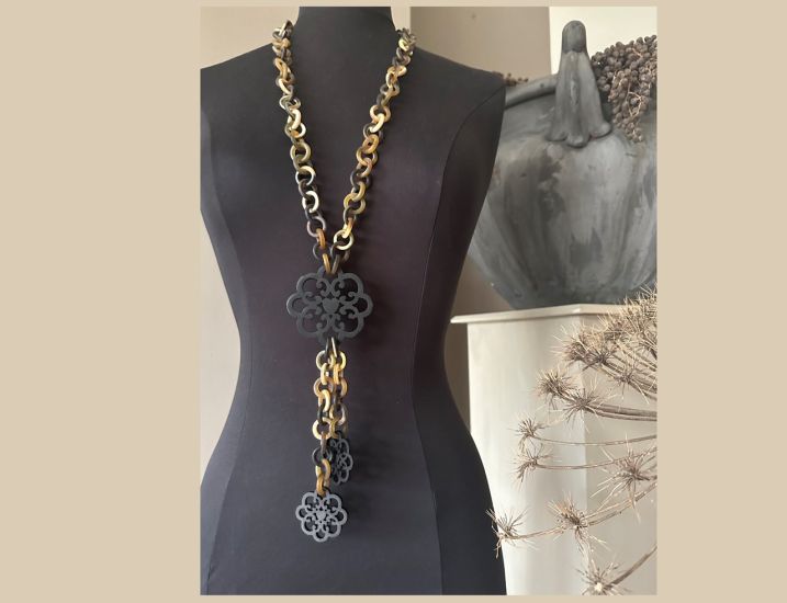 Buffelhoorn collier in matte bruintonen & zwart. Mat. Lengte 114 cm.