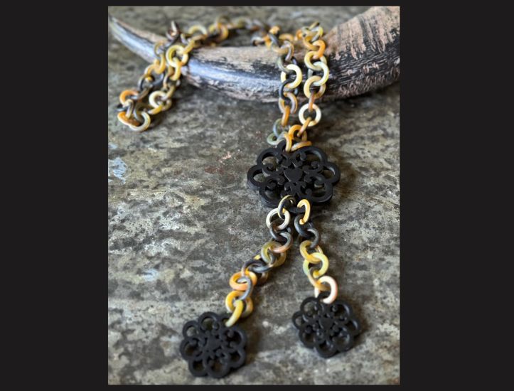 Buffelhoorn collier in matte bruintonen & zwart. Mat. Lengte 114 cm.