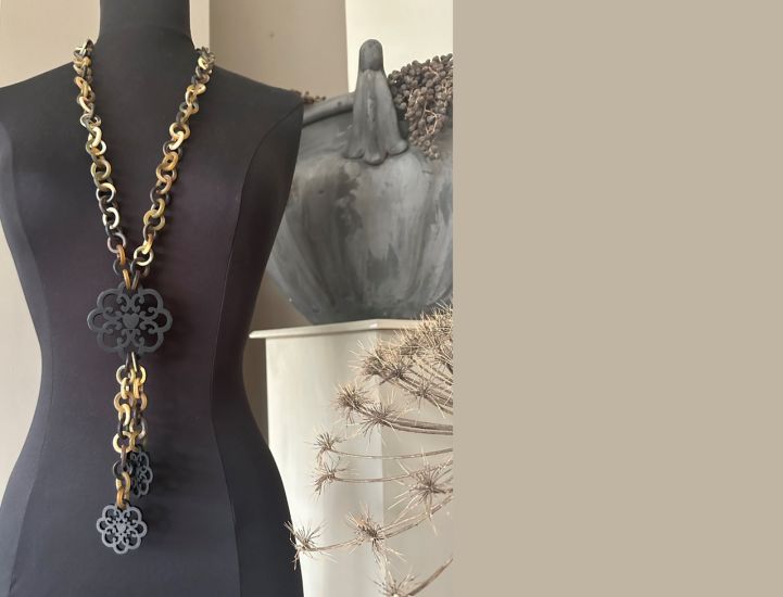 Buffelhoorn collier in matte bruintonen & zwart. Mat. Lengte 114 cm.