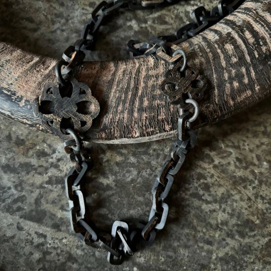 Handgemaakte buffelhoorn ketting in een matte & ruwe finish. Lengte 116 cm.