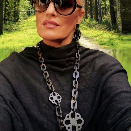 Handgemaakte buffelhoorn ketting in een matte & ruwe finish. Lengte 116 cm.