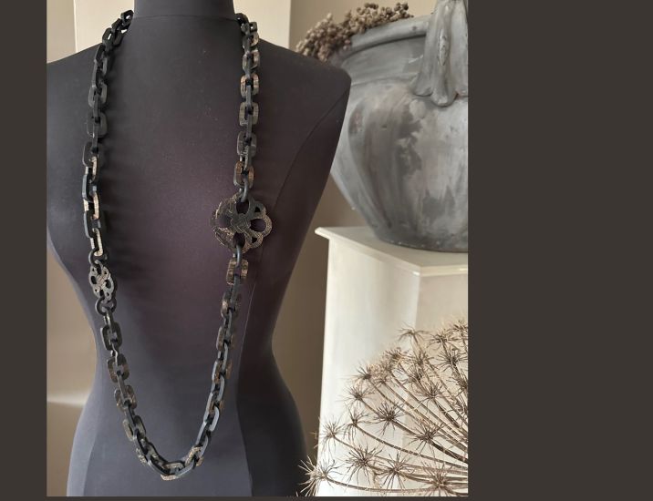 Handgemaakte buffelhoorn ketting in een matte & ruwe finish. Lengte 116 cm.