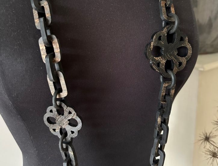 Handgemaakte buffelhoorn ketting in een matte & ruwe finish. Lengte 116 cm.