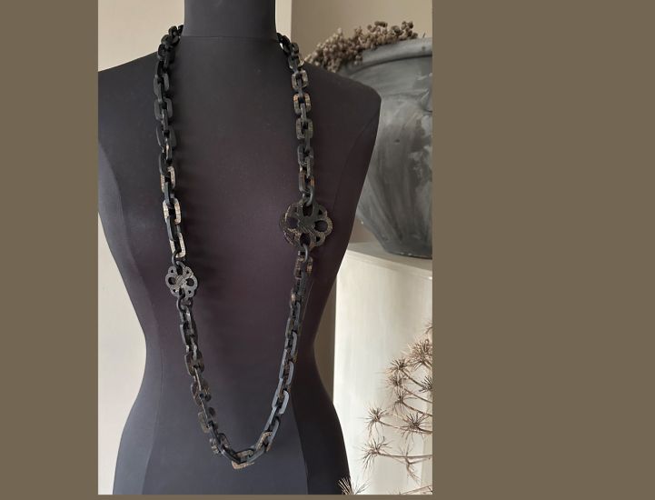 Handgemaakte buffelhoorn ketting in een matte & ruwe finish. Lengte 116 cm.