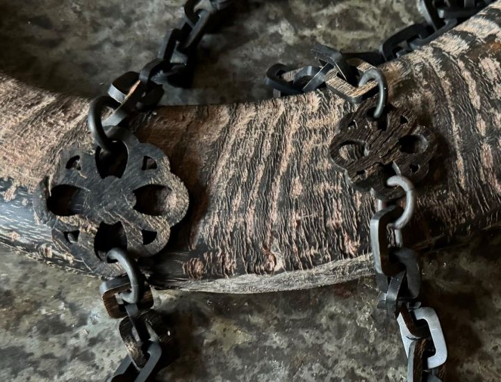 Handgemaakte buffelhoorn ketting in een matte & ruwe finish. Lengte 116 cm.