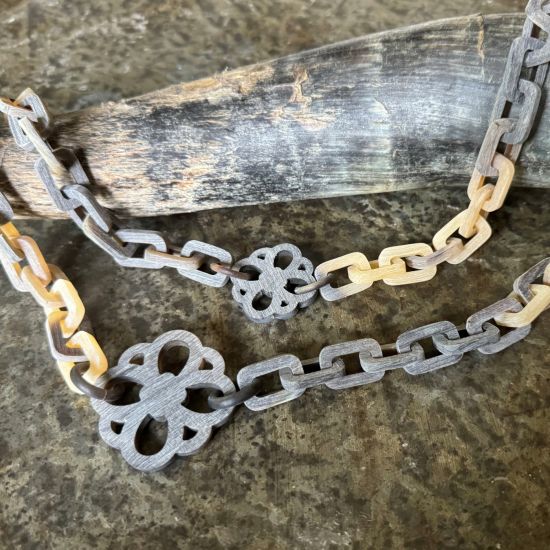 Handgemaakt, geborsteld collier in een donkere en lichte tint. Lengte 116cm