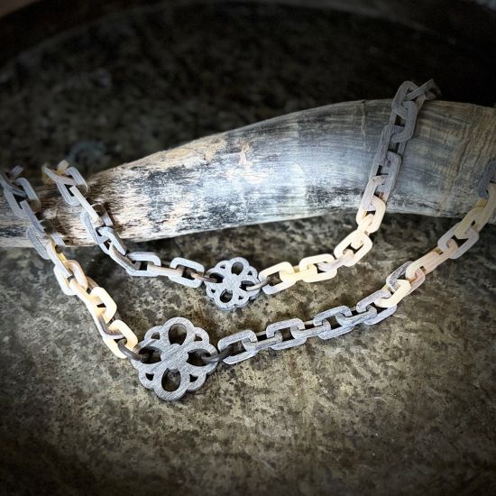 Handgemaakt, geborsteld collier in een donkere en lichte tint. Lengte 116cm