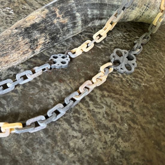 Handgemaakt, geborsteld collier in een donkere en lichte tint. Lengte 116cm