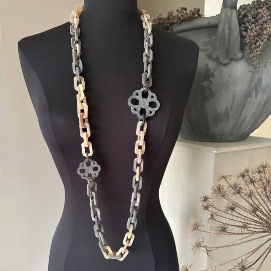 Handgemaakt, geborsteld collier in een donkere en lichte tint. Lengte 116cm