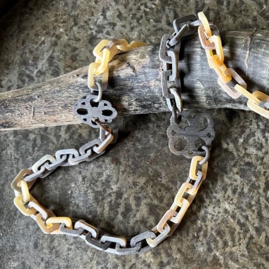 Handgemaakt, geborsteld collier in een donkere en lichte tint. Lengte 116cm