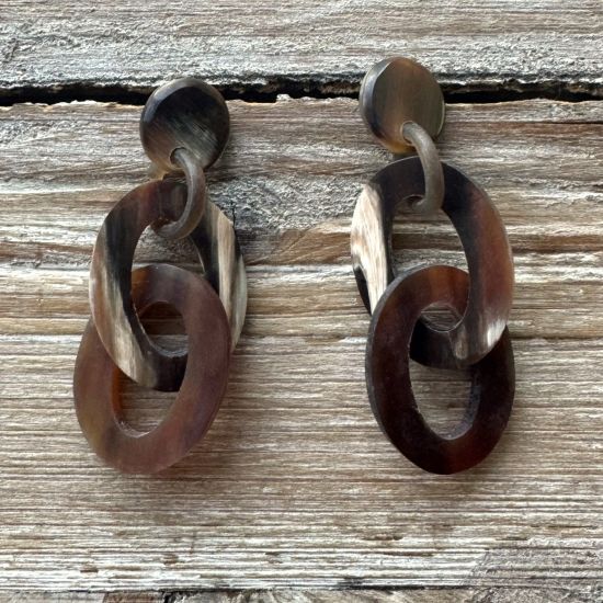 Ovale schakeloorbellen. Buffelhoorn 7.0 x 3.4 cm. Basis donker hoorn. Matte finish. Licht in gewicht.