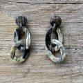 Ovale schakeloorbellen. Buffelhoorn 7.0 x 3.4 cm. Basis donker hoorn. Matte finish. Licht in gewicht.