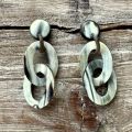 Ovale schakeloorbellen. Buffelhoorn 7.0 x 3.4 cm. Basis donker hoorn. Matte finish. Licht in gewicht.