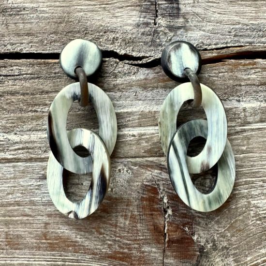 Ovale schakeloorbellen. Buffelhoorn 7.0 x 3.4 cm. Basis donker hoorn. Matte finish. Licht in gewicht.