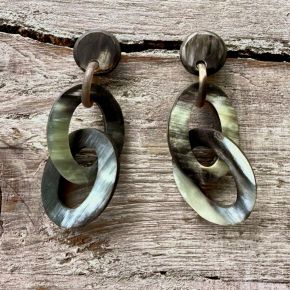 Ovale schakeloorbellen. Buffelhoorn 7.0 x 3.4 cm. Basis donker hoorn. Matte finish. Licht in gewicht.