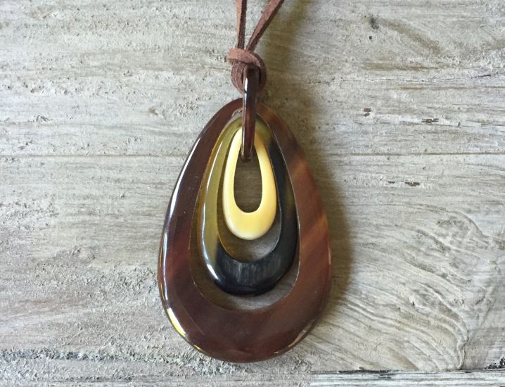 Prachtig handgemaakte hanger buffelhoorn. Glans finish, lichtgewicht. Lengte 7.0cm. Breedte 4.0cm.