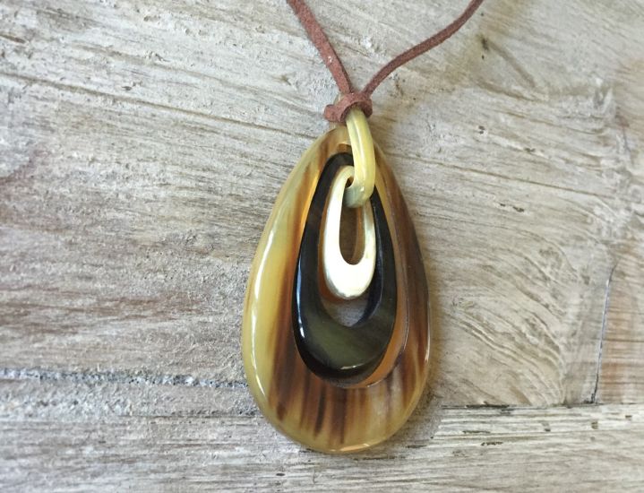 Prachtig handgemaakte hanger buffelhoorn. Glans finish, lichtgewicht. Lengte 7.0cm. Breedte 4.0cm.