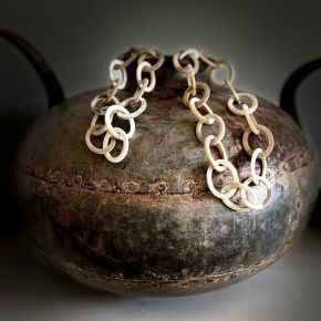 Geborsteld, buffelhoorn collier in wittintjes. Lengte 104cm. Licht van gewicht.