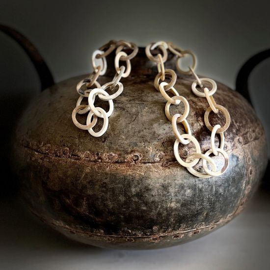 Geborsteld, buffelhoorn collier in wittintjes. Lengte 104cm. Licht van gewicht.