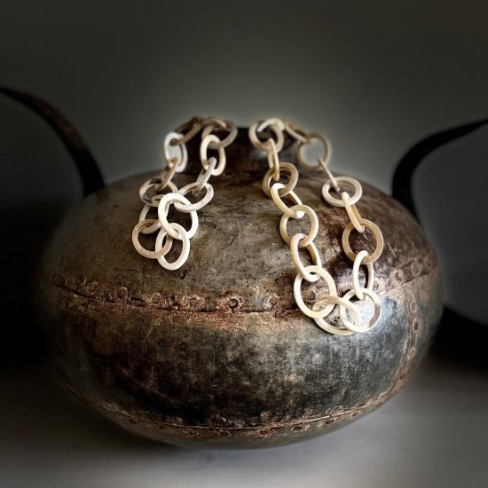 Geborsteld, buffelhoorn collier in wittintjes. Lengte 104cm. Licht van gewicht.