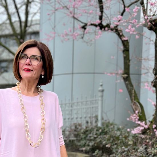 Geborsteld, buffelhoorn collier in wittintjes. Lengte 104cm. Licht van gewicht.