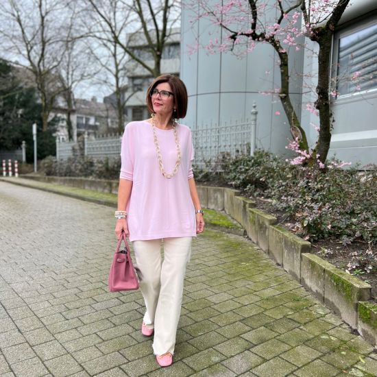 Geborsteld, buffelhoorn collier in wittintjes. Lengte 104cm. Licht van gewicht.