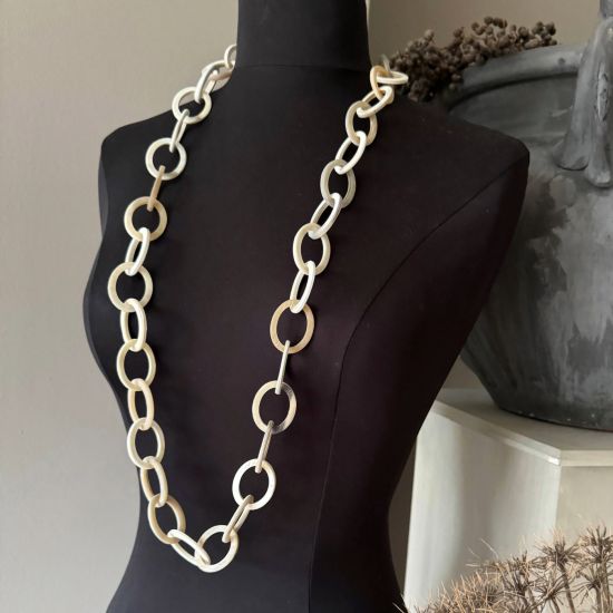 Geborsteld, buffelhoorn collier in wittintjes. Lengte 104cm. Licht van gewicht.