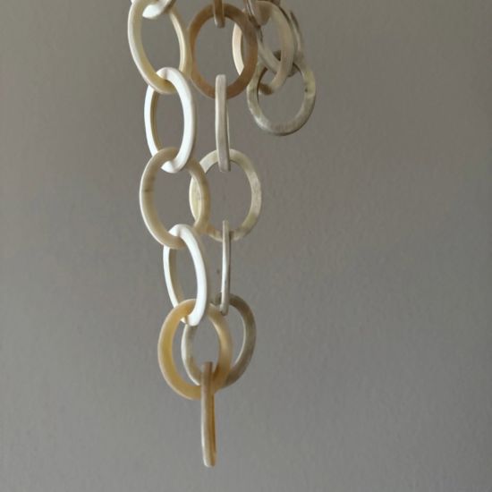 Geborsteld, buffelhoorn collier in wittintjes. Lengte 104cm. Licht van gewicht.