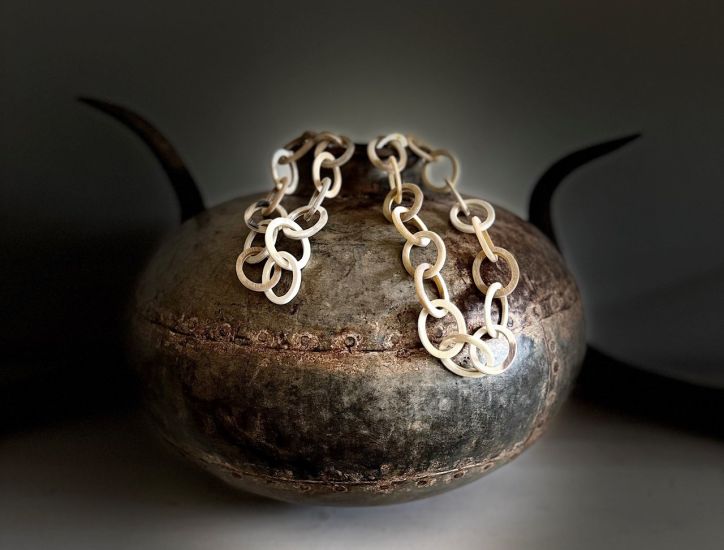 Geborsteld, buffelhoorn collier in wittintjes. Lengte 104cm. Licht van gewicht.