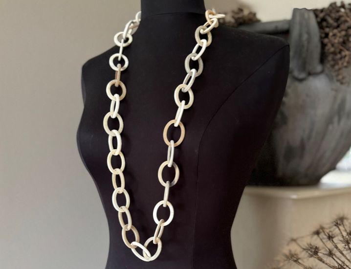 Geborsteld, buffelhoorn collier in wittintjes. Lengte 104cm. Licht van gewicht.