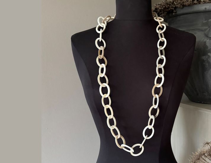 Geborsteld, buffelhoorn collier in wittintjes. Lengte 104cm. Licht van gewicht.