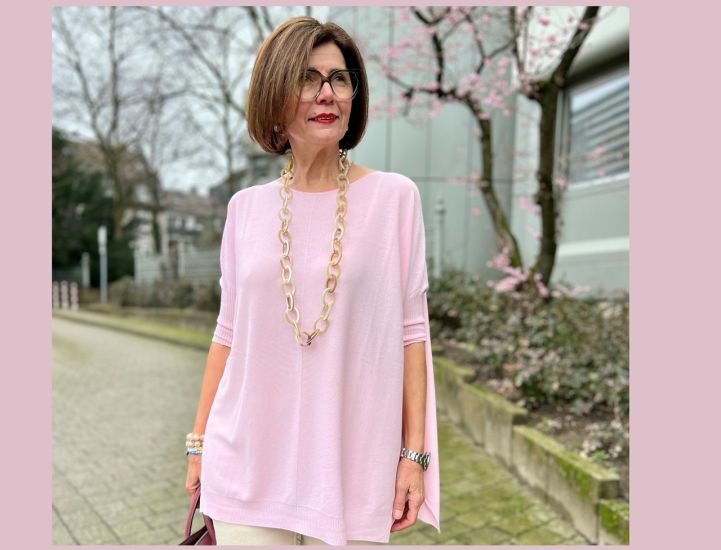 Geborsteld, buffelhoorn collier in wittintjes. Lengte 104cm. Licht van gewicht.