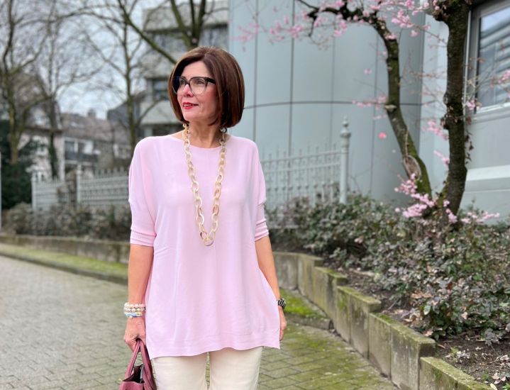 Geborsteld, buffelhoorn collier in wittintjes. Lengte 104cm. Licht van gewicht.