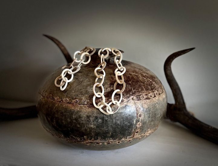 Geborsteld, buffelhoorn collier in wittintjes. Lengte 104cm. Licht van gewicht.