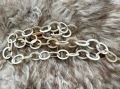 Geborsteld, buffelhoorn collier in wittintjes. Lengte 104cm. Licht van gewicht.