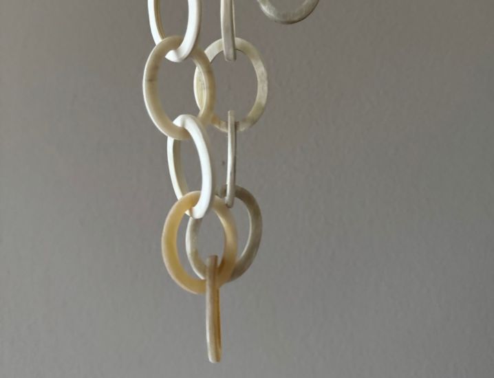 Geborsteld, buffelhoorn collier in wittintjes. Lengte 104cm. Licht van gewicht.