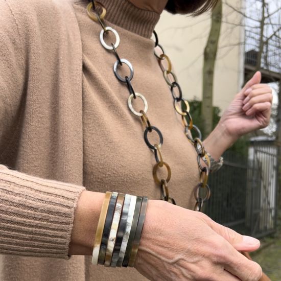 Handgemaakt buffelhoorn collier in bruintintjes. Glans, 104cm