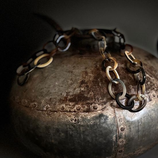 Handgemaakt buffelhoorn collier in bruintintjes. Glans, 104cm