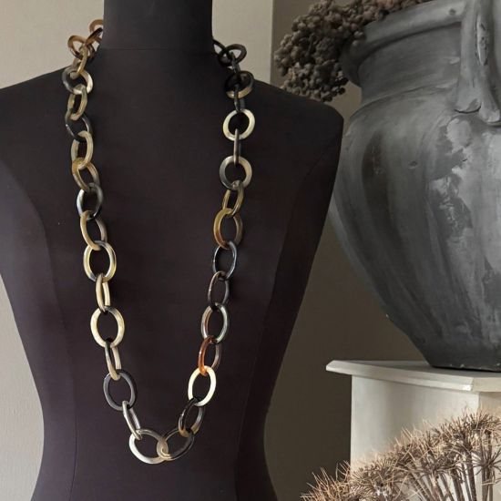 Handgemaakt buffelhoorn collier in bruintintjes. Glans, 104cm