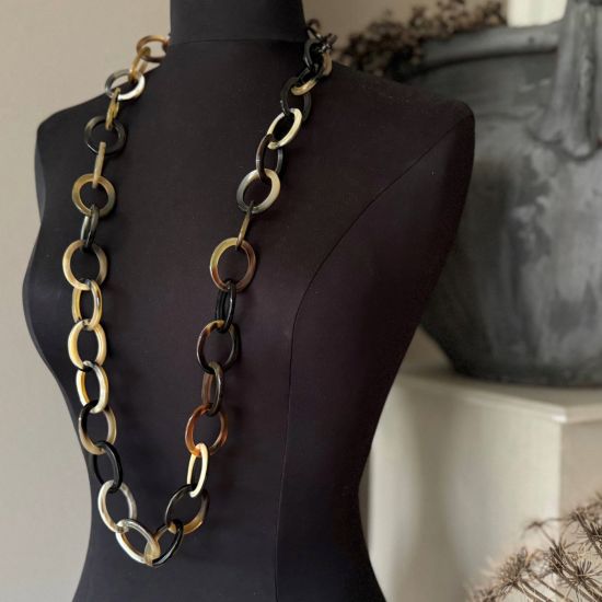 Handgemaakt buffelhoorn collier in bruintintjes. Glans, 104cm